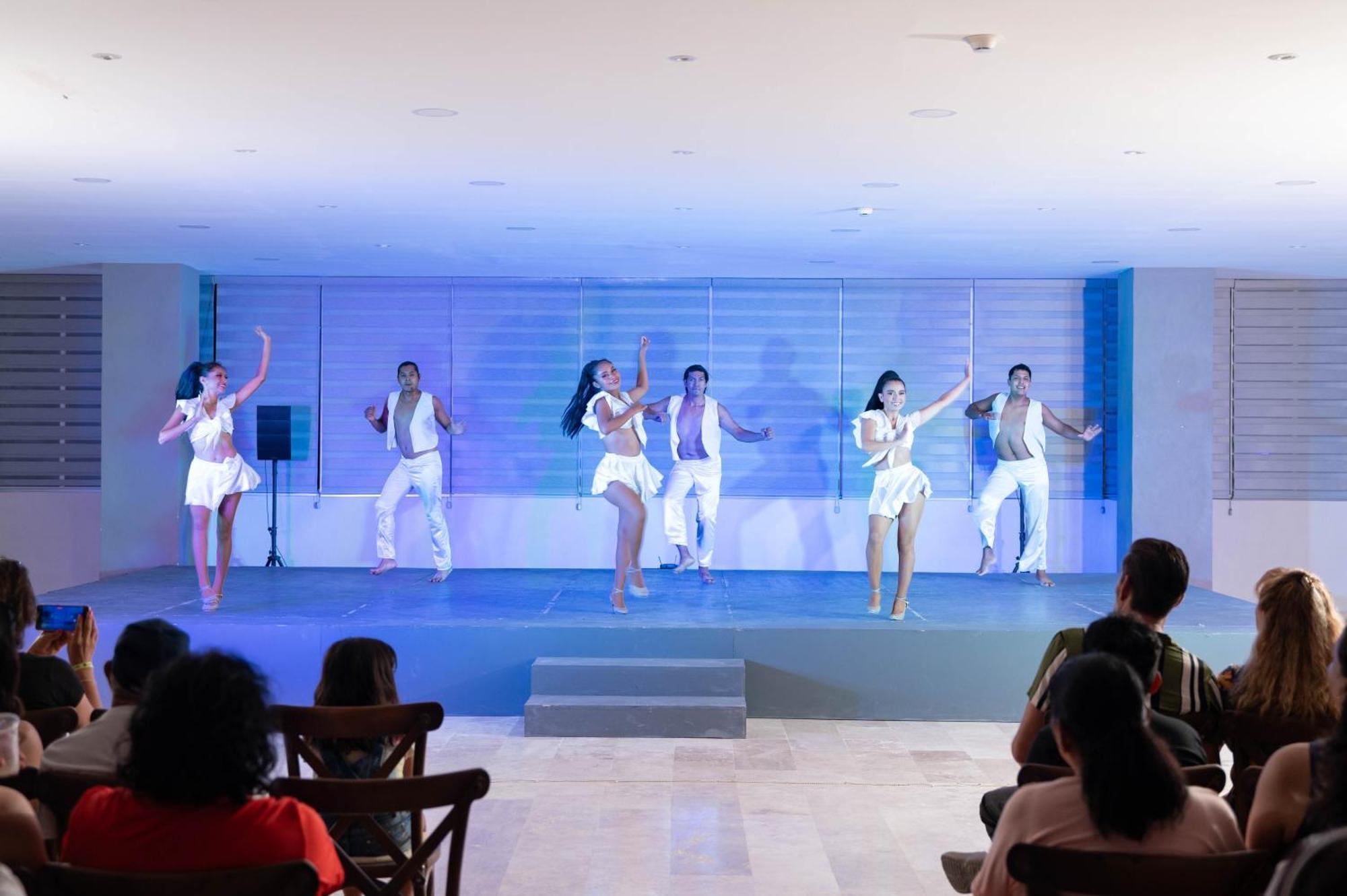Ritz Acapulco All Inclusive Exterior photo Entertainment at a resort